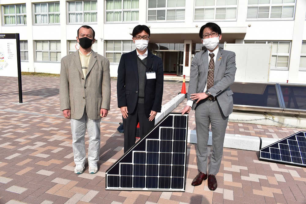 明石工業高等専門学校様へ太陽光パネルを贈呈しました！